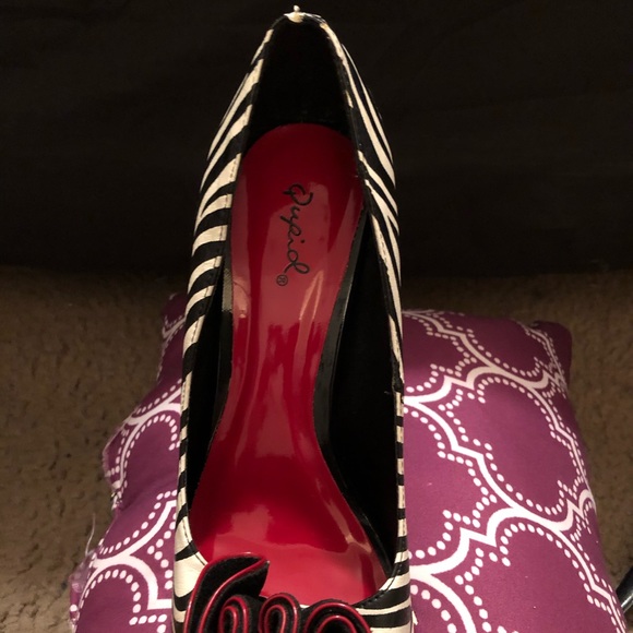 Sz 8 Black White Zebra Stripped Heels - Picture 3 of 6